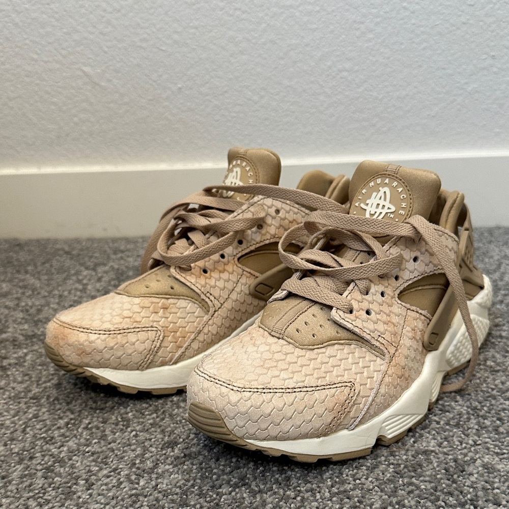 Nike Air Huarache Women’s Sneakers